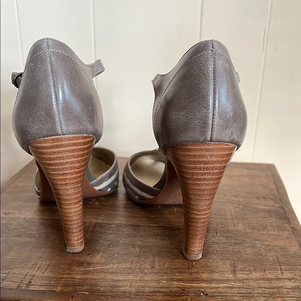 Crown Vintage grey t-strap heels - Picture 4 of 6
